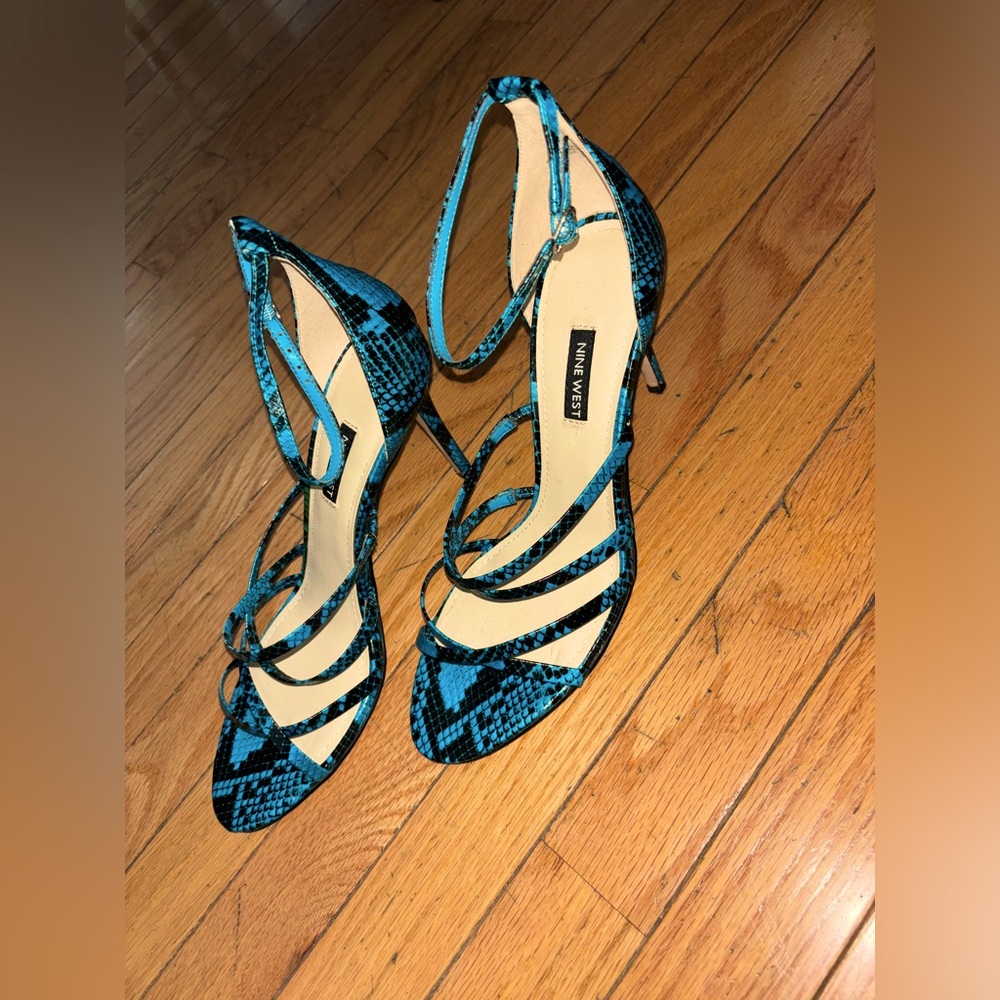 Beautiful shoes with a unique design, never worn before, like new, size 11